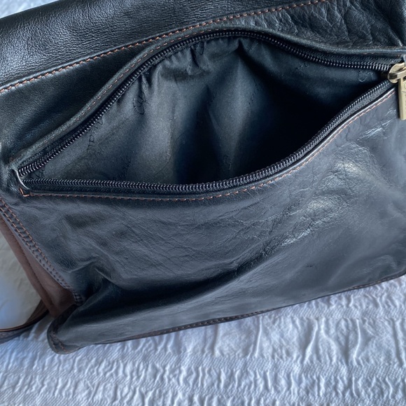 Opale genuine leather crossbody bag in black and tan. Multiple compartments. - Picture 16 of 17